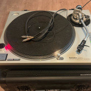 Technics SL1200MK2 + UDG Flightcase multi turntable