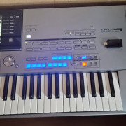 Tyros 5 con 76 teclas · Madrid · 1500 €