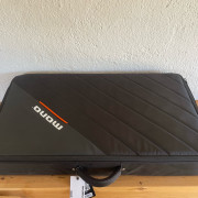 MONO Pedalboard Rail Large Black + Stealth Pro Accessory Case · Barcelona · 200 €