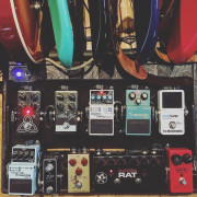 Base pedalera Pura Vida Custom Pedalboard + fuente Voodoo + flight case · Madrid · 500 €