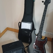 Bajo eléctrico Harley Benton PJ-4 SBK Deluxe Series y amplificador 20W bajo · Madrid · 150 €
