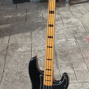 Squier Precision Bass Classic Vibe 57 · León · 400 €