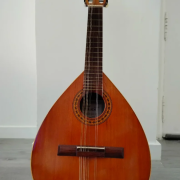 Laúd Juan Estruch madera de nogal año 2009 con sello de calidad de la marca · Castellón · 400 €
