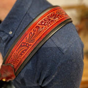 Nueva. Correa guitarra de cuero trabajado hecha a mano