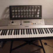Yamaha PSR-E313 con: atril, pie, funda, pedal y fuente alimentación