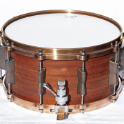 Caja de 14"x7" con casco de caoba africana 100% y aros die cast · Segovia · 300 €