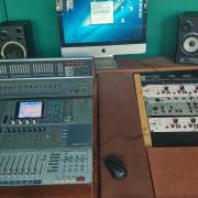 TASCAM DM 3200 con interfaz de audio y Mac funcionando y más cacharros · Barcelona · 2000 €