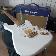 Vanz Stratocaster 10th aniversario + Amplificador George Tornado · Girona · 1500 €