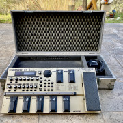 Boss GT-6 pedalera de guitarra con flightcase a medida y 2 alimentadores