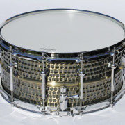 Caja de 14"x6,5" con casco de latón martillado y 12 divisiones · Segovia · 370 €