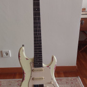 Fame Custom Line HSS RW Worn Vanilla sobre Paisley (Tipo Stratocaster) · Barcelona · 560 €