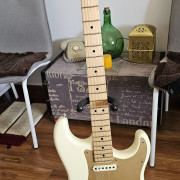 FENDER Stratocaster AMERICAN PERFORMER ,Ltd y del 75 aniversario · Sevilla · 1100 €