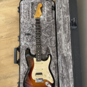 Fender American Ultra Stratocaster HSS 2023 · Sevilla · 1849 €