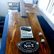 Mojo Guitars Cigarbox Jack Daniels de cuerpo solido, estilo Telecaster. · Sevilla · 325 €