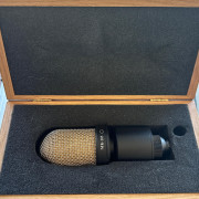 Oktava MK-105 con caja de madera