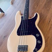Fender Precision Bass VINTERA II 60s · Barcelona · 1000 €