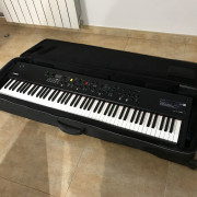Piano de escenario Yamaha CP88 con Maleta y Soporte originales · Barcelona · 1800 €