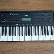 Teclado Yamaha PSR-E273 (Casi nuevo) + Funda + Pedal + Accesorios · Málaga · 160 €
