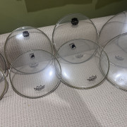 Varios sets de parches REMO y EVANS