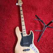 Jazz bass squier 70 · León · 280 €