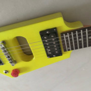 Guitarra headless de viaje · Lugo · 100 €