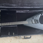 ESP Ltd Arrow Black Metal + estuche + accesorios · Castellón · 1100 €
