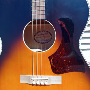 Guitarra tenor acústica Recording King ROST-7-TS, perteneciente a la serie Dirty 30’s. Precioso acabado Sunburst · Valencia · 150 €