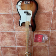 Fender Precision Bass®, diapasón de arce, acabado Sunburst de 3 colores. · Madrid · 699 €