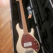 Music man stingray 5 cuerdas especial · Madrid · 2700 €