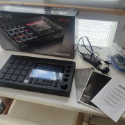 Akai MPC Live (v1) - Estado de RE-ESTRENO (Aún con film en pantalla)
