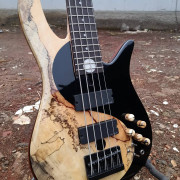 Bajo eléctrico de 5 cuerdas hecho a mano por el luthier John Zeline de Zeline Basses. · Cádiz · 1900 €