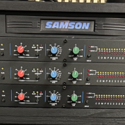 Vendo 3 DBX 160 A con distribuidor de corriente SAMSOM y flight case. · Jaén · 1150 €