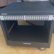 Rack de 8 unidades con patchbay, enchufes y ruedas · Madrid · 100 €