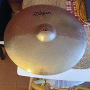 Plat Zildjian Sound Lab de 22". Un plat especial. Una mena de Crash Ride