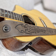 Correa guitarra cuero vaca y ante marrón con gravado llama
