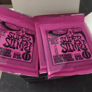 Set 12 juegos de cuerdas Ernie Ball Super Slinky · Bizkaia · 55 €