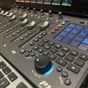 ICON P1-M con pantalla D-4T – Fader motorizado profesional (nivel Avid / SSL)