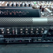 Mesa digital X-32 compact de Bheringer + fligt case · Barcelona · 1300 €