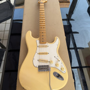 Vendo Fender Stratocaster Yngwie Malmsteen Signature ST-72