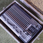 Behringer SX2442FX + flight case · Sevilla · 345 €