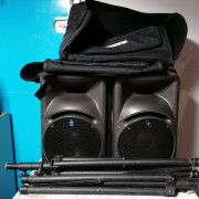 Altavoces activos Mackie SRM450 + tripodes + fundas · Madrid · 790 €
