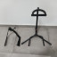 Dos soportes de guitarra o bajo