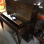 Piano vertical antiguo sin máquinaria. Mueble bar.