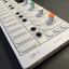 OP-1 de Teenage Engineering con funda rígida