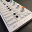 OP-1 de Teenage Engineering con funda rígida