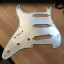 Golpeador Stratocaster 8 tornillos blanca / crema