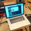 Focusrite Clarett 4 Thunderbolt con un Macbook Pro 16" y cable incluido