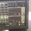 Mesa Berhinger Europower PMP2000D con bafles, monitores, micros, soportes