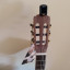 Guitarra española zurda con accesorios.
