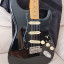 Fender Stratocaster Classic 50 modificada como "Black Strat"